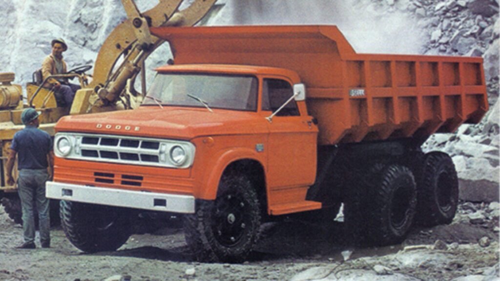 A Dodge veio ao final dos anos 60 com seu motor V8 de 318 pol³ (5.2 litros) de 198 cv que fez a concorrência adotar motores mais potentes.