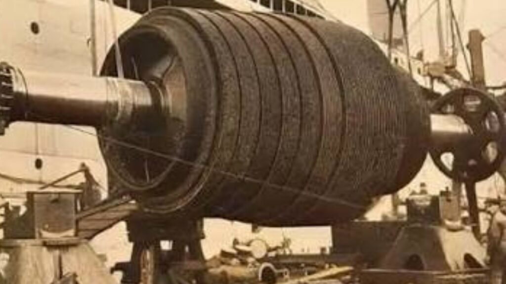 A Turbina de Parsons (fora de seu compartimento) tinha grandes rotores com pequenas lâminas que funcionavam pela força do vapor.