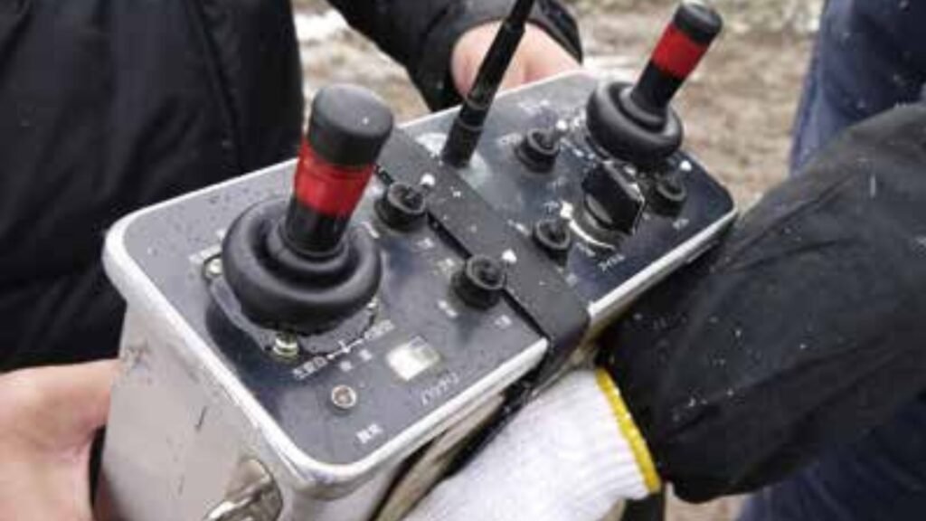 O veículo é operado por controle remoto e para auxiliar na direção, o operador pode consultar um sistema de sonar.