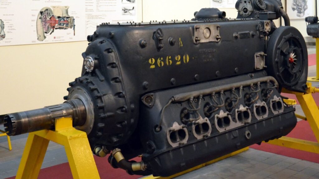Durante a Segunda Guerra Mundial, a Daimler-Benz desenvolveu curiosos motores V12 invertidos notórios pela tecnologia avançada para a época!