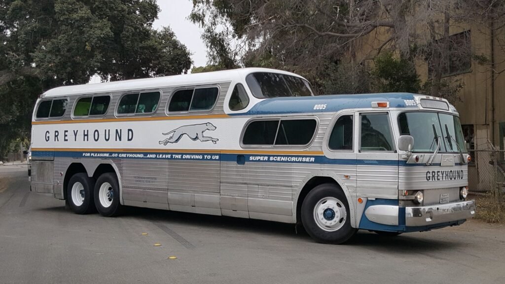 Os ônibus da Greyhound são famosos pela carroceria Silverside e o cão pintado nas laterais. O modelo GM PD4501 foi especialmente encomendado pela viação!