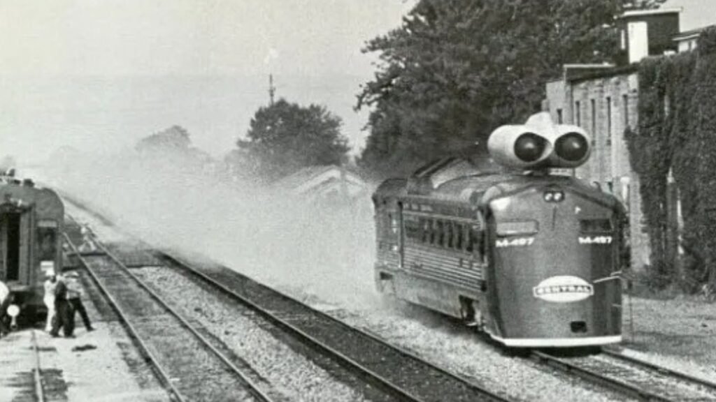 A locomotiva soprava tanto ar pelo escape que levantava poeira por onde passava!