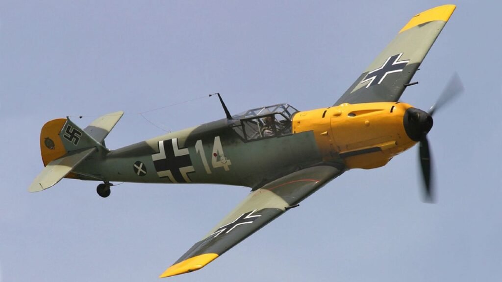 Um dos aviões mais famosos da Segunda Guerra: o caça de combate Messerschmitt BF109, utilizou motores V12 invertidos da Daimler-Benz.