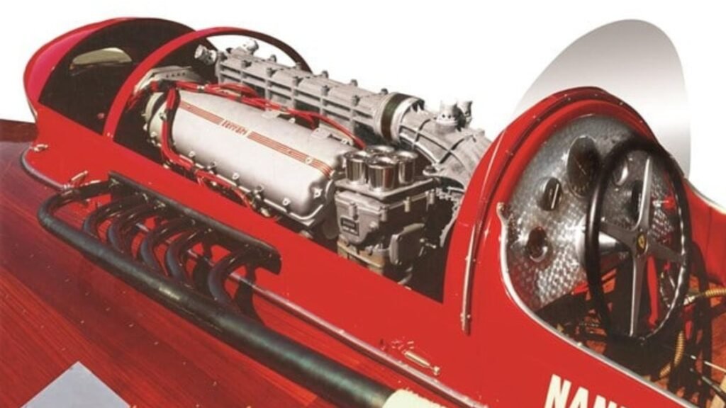Para o hidroplano, Castoldi convenceu Enzo Ferrari a lhe fornecer um V12 Lampredi usado pela escuderia nas corridas de Fórmula 1!