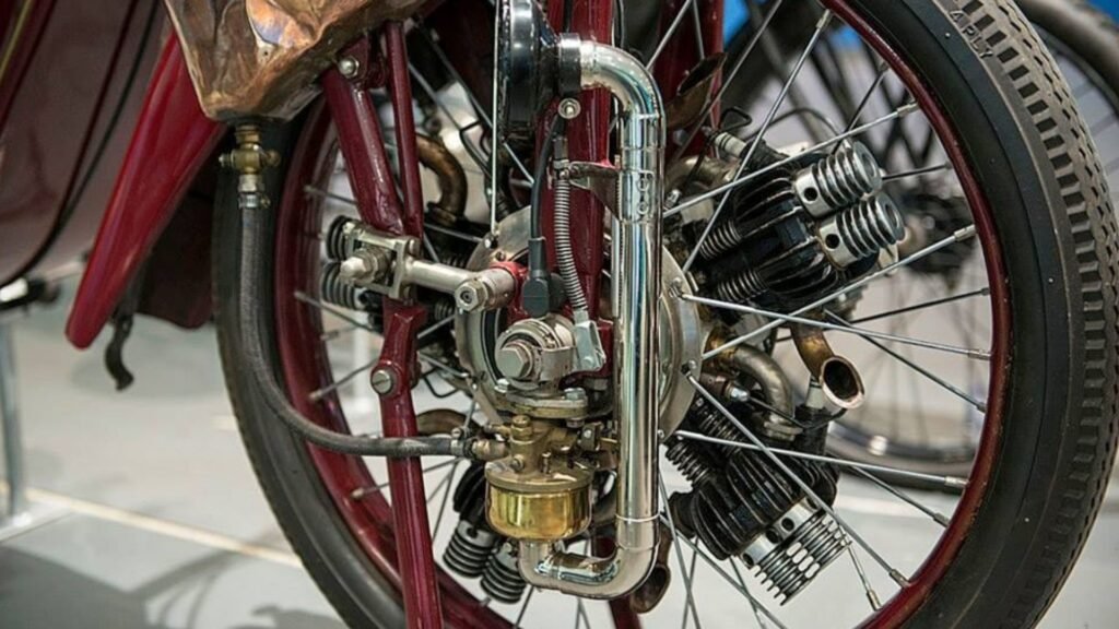 A mecânica da Megola era um 5 cilindros radial montado na roda dianteira, ou seja: talvez seja a única motocicleta com tração dianteira da história!