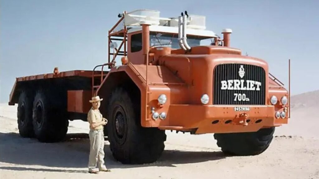 Nos anos 50, a companhia francesa Berliet desenvolveu um caminhão para trabalhar no deserto do Saara que era notório por seu tamanho agigantado e capacidade para levar muita carga!