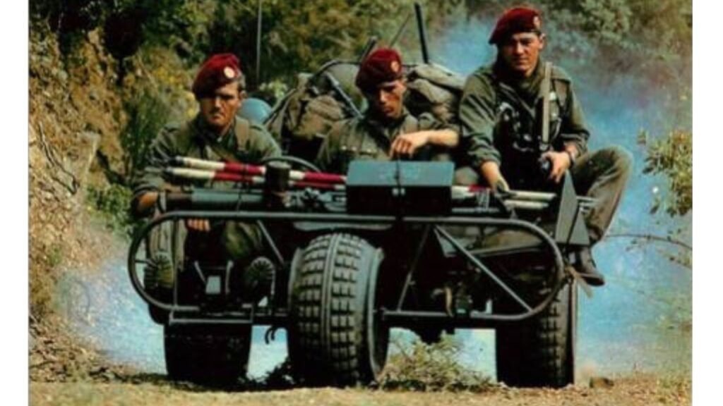 Nos anos 60, a companhia belga FN Herstal lançou o AS-24: um curioso e prático triciclo minimalista que foi usado pelas Forças Armadas da Bélgica e da França.