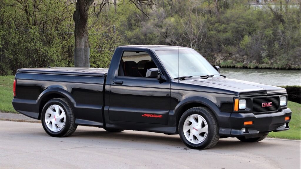 No início dos anos 90, a GMC lançou a caminhonete esportiva Syclone e o SUV Typhoon que ficaram notórios pelo alto desempenho e, num teste, até foi mais veloz do que um Ferrari!