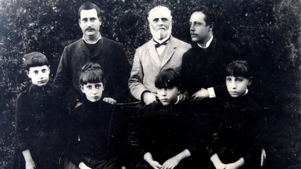 Henrique Dumont com seus filhos. Henrique foi engenheiro e barão do café e, entre seus filhos, tinha Alberto que ficaria famoso por seus veículos voadores!