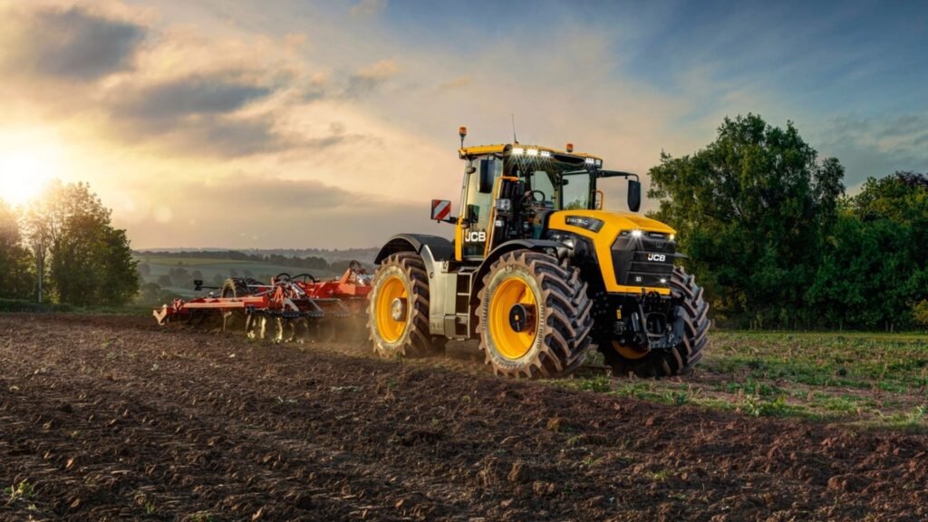 No campo o JCB Fastrac trabalha igual a um trator comum, porém em rodovias ele consegue acompanhar o ritmo do trânsito sem problemas!