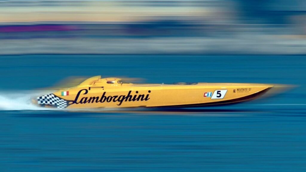 A Lamborghini criou a divisão de motores náuticos para, principalmente, competir nas provas de Offshore Powerboat Racing, uma corrida com lanchas muito velozes e potentes!