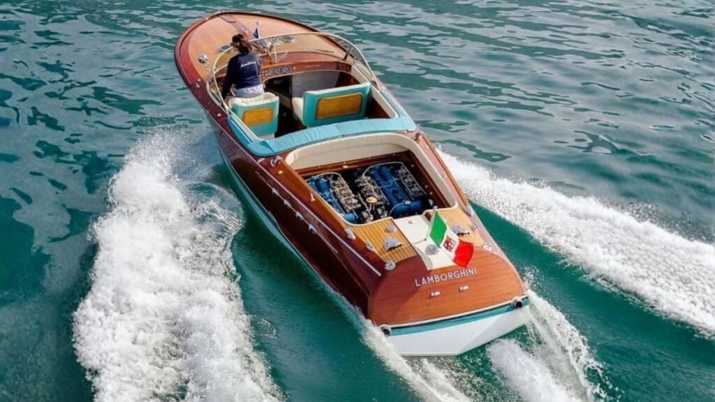 A lancha Aquarama que Ferruccio Lamborghini encomendou com dois motores V12. Porém a divisão de motores náuticos não surgiu nessa época.