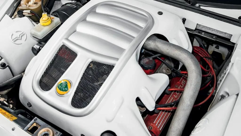 A maior atração era seu motor, sendo o mesmo usado no Lotus Esprit que desenvolvia 264 cv, se tornando no carro nacional mais potente de sua época!