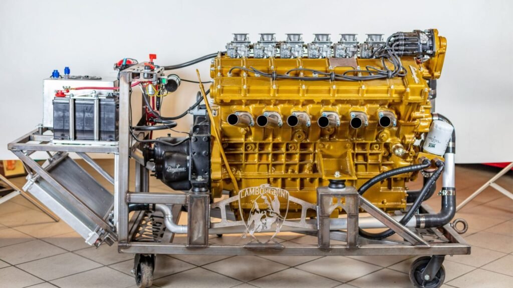 Entre os anos 70 a 80, a companhia italiana Lamborghini ingressou no segmento dos motores náuticos, onde desenvolveram motores V12 exclusivos!