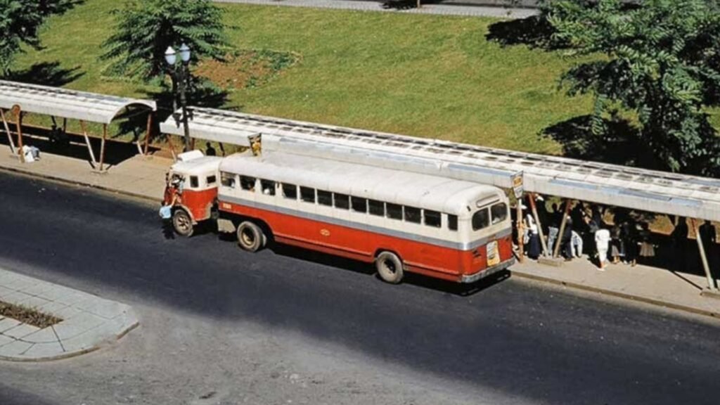 Os papa-filas eram carretas para transporte de passageiros que se tornaram numa boa solução, pois levavam muito mais passageiros do que um ônibus da época.