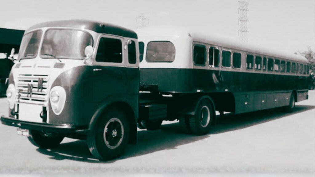 Conheçam o Papa-Filas: um reboque de carreta para transporte de passageiros que foi muito popular no Brasil entre os anos 50 e 60.