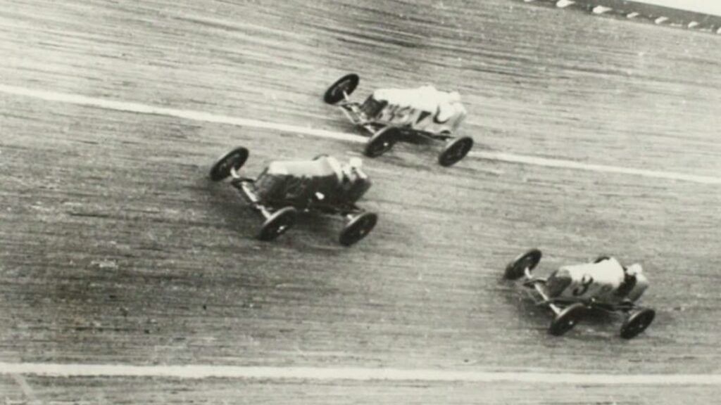 As pistas tinham alto grau de inclinação e as tábuas soltavam lascas com frequência, ferindo os pilotos. 