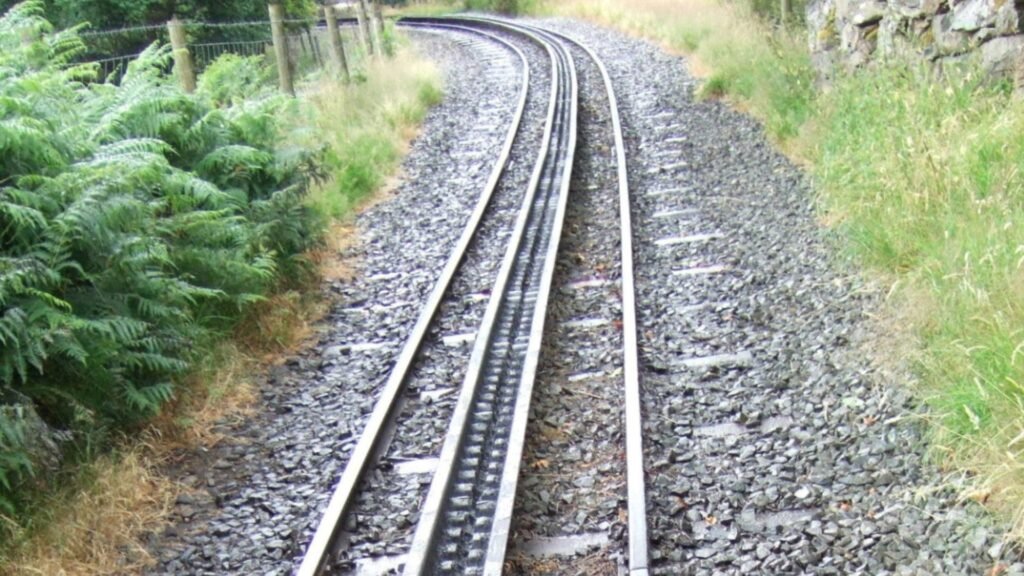 Atualmente, se usam cremalheira nos trilhos, onde engrenagens nas locomotivas são conectados, proporcionando tração por subidas/descidas íngremes.