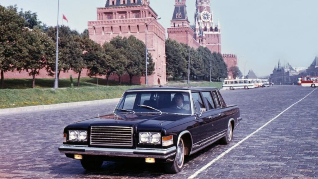 Lançado nos anos 70, os sedans de luxo da ZiL não eram vendidos ao público comum, sendo só oferecidos a governantes e chefes de estado.