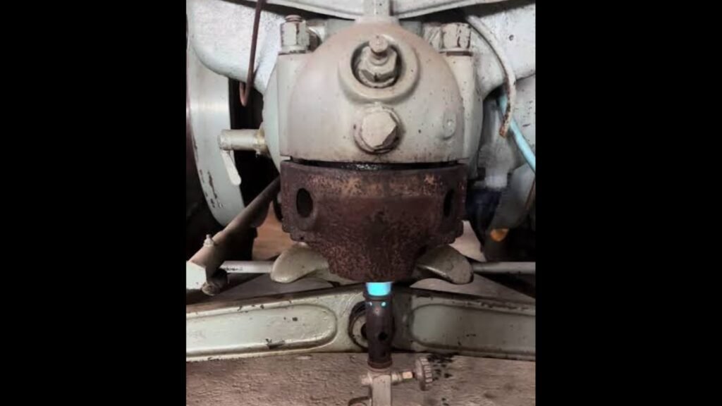 Para dar a partida, se deve aquecer o bulbo no cabeçote através de um maçarico e esse processo pode demorar alguns minutos. Entretanto, o motor não tem nenhuma peça elétrica ou eletrônica!