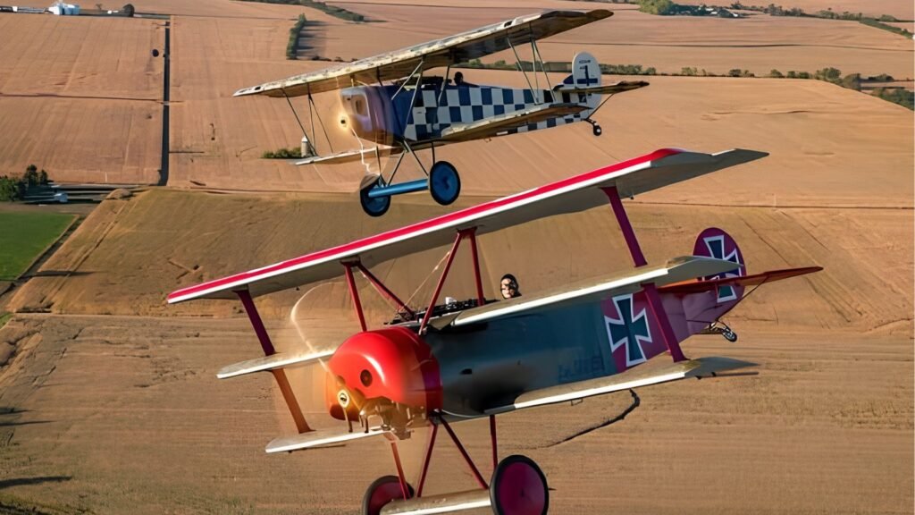 Os aviões podiam ser do tipo monoplano (com um par de asas), biplano (com 2) e triplano (com 3). Na foto há dois Fokker das forças alemãs, sendo um biplano e um triplano.