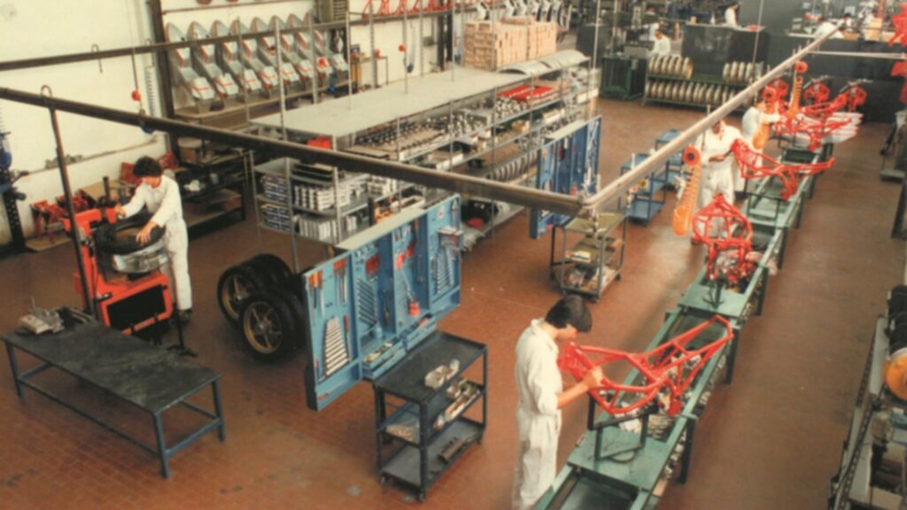 Desde os anos 70, a Bimota se destacava pela produção artesanal de alta qualidade, que a fez ganhar prestígio no mercado das duas rodas.