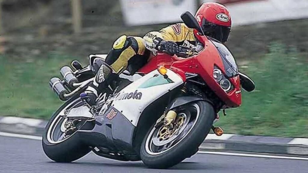A V-Due era uma bela e potente motocicleta 2 tempos, porém teve muitos problemas no sistema de injeção que acarretou numa crise na Bimota e acabou falindo em 2003.