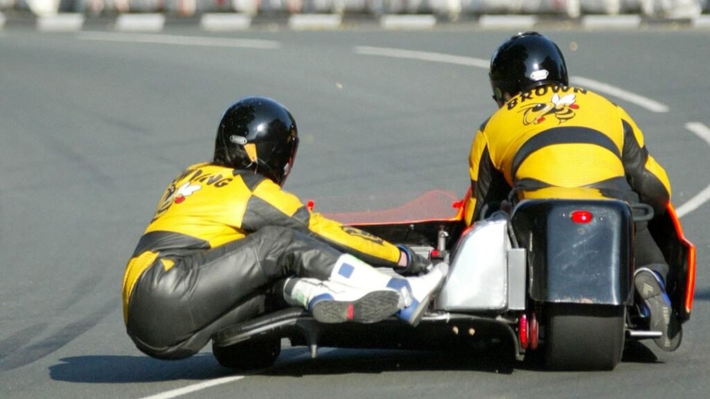 Mais desafiador do que pilotar pela pista é ser copiloto de sidecar, onde usa seu corpo a poucos cm do chão para realizar as curvas! 