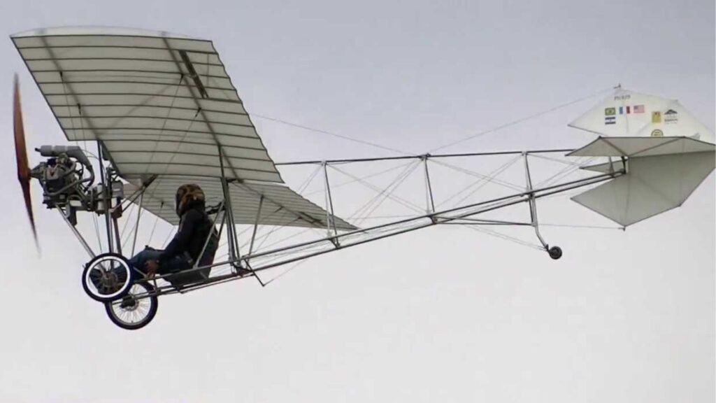 Réplica moderna do Demoiselle. O avião criado por Santos Dumont, foi a melhor aeronave inventada pelo brasileiro, sendo veloz e altamente manobrável!