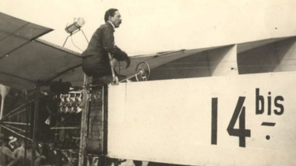 Alberto Santos Dumont pronto para voar em seu avião: o 14 Bis voou com sucesso em 1906, sendo que foi testemunhado por centenas de pessoas e até foi filmado!
