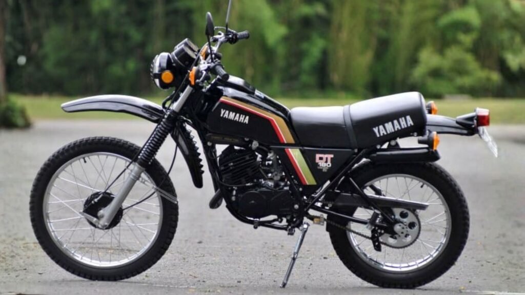 A DT180 foi a primeira moto de trilha feita pela Yamaha que se tornaria num grande sucesso de vendas devido ao baixo peso e agilidade!