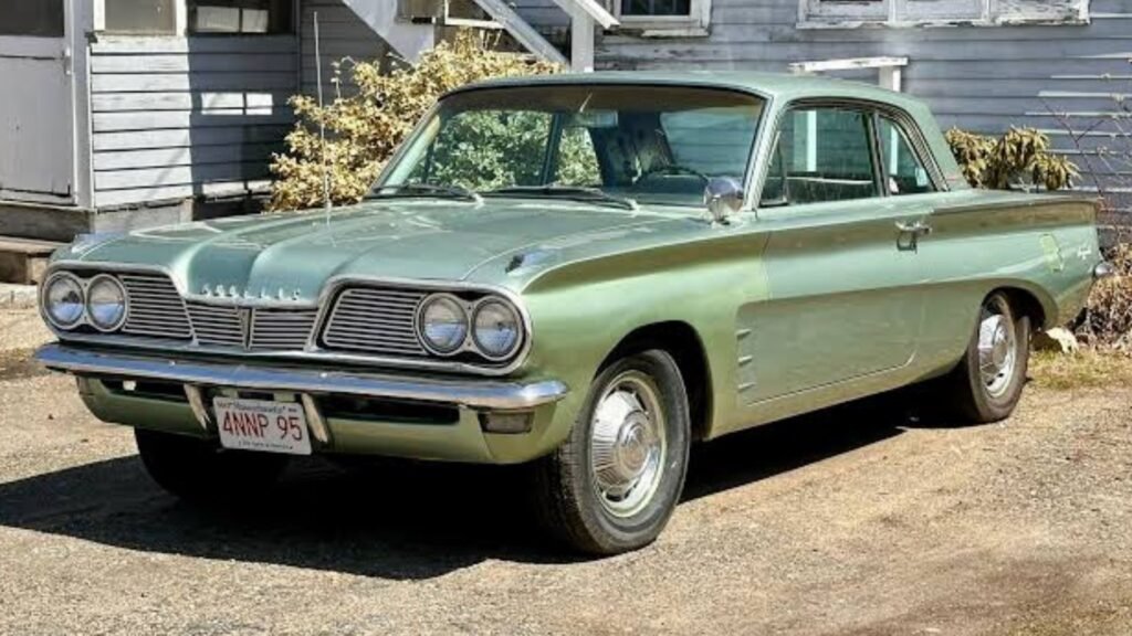 O Pontiac Tempest com quatro cilindros fez sucesso, apesar de ter opções de motores V8, graças ao sistema transeixo que distribuiu seu peso em quase 50/50, além do bom desempenho do carro.