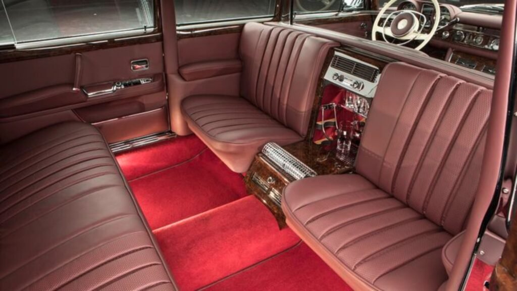 O interior do carro era personalizável de acordo com as exigências dos clientes e usava bancos em couro, madeira legítima e outras comodidades.