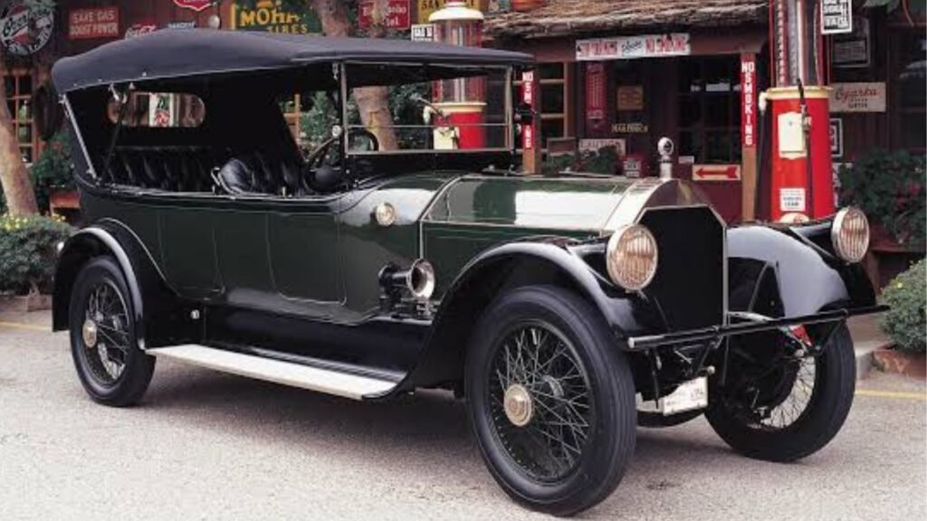 O Pierce-Arrow 66 foi o carro com o maior motor da história, com um incrível volume de 13.5 litros que a empresa dizia ter 66 cv, mas que na verdade tem 140!