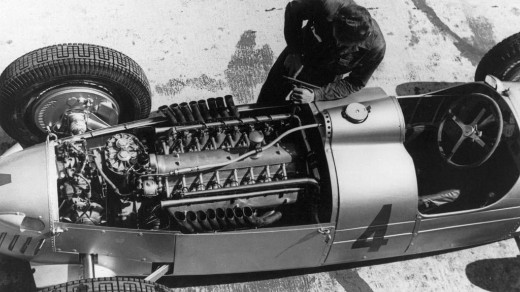 Os carros da Auto Union eram muito avançados para a época, usando layout de motor central traseiro e potentes motores em V equipados com supercharger!