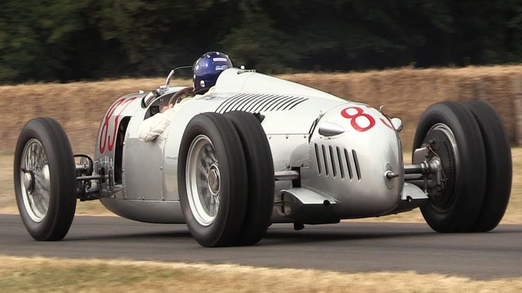 Para algumas corridas, os carros da Auto Union usavam dois jogos de rodas na traseira para dar conta do imenso torque (naquela época não existiam pneus largos).