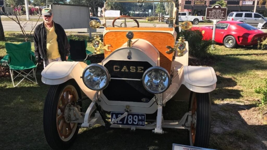 Case é famosa mundialmente por seus tratores agrícolas e de construção civil, porém entre os anos 10 e 20, a empresa também se aventurou em fabricar automóveis!