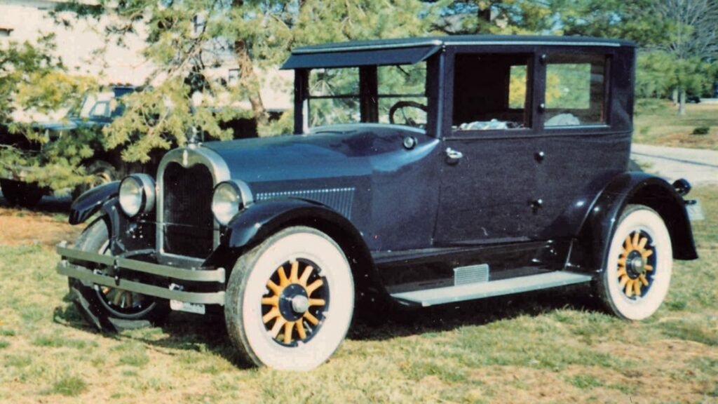Com preço bem mais alto do que o Ford T, a empresa não fez o sucesso esperado, sendo que as atividades foram encerradas em 1927.