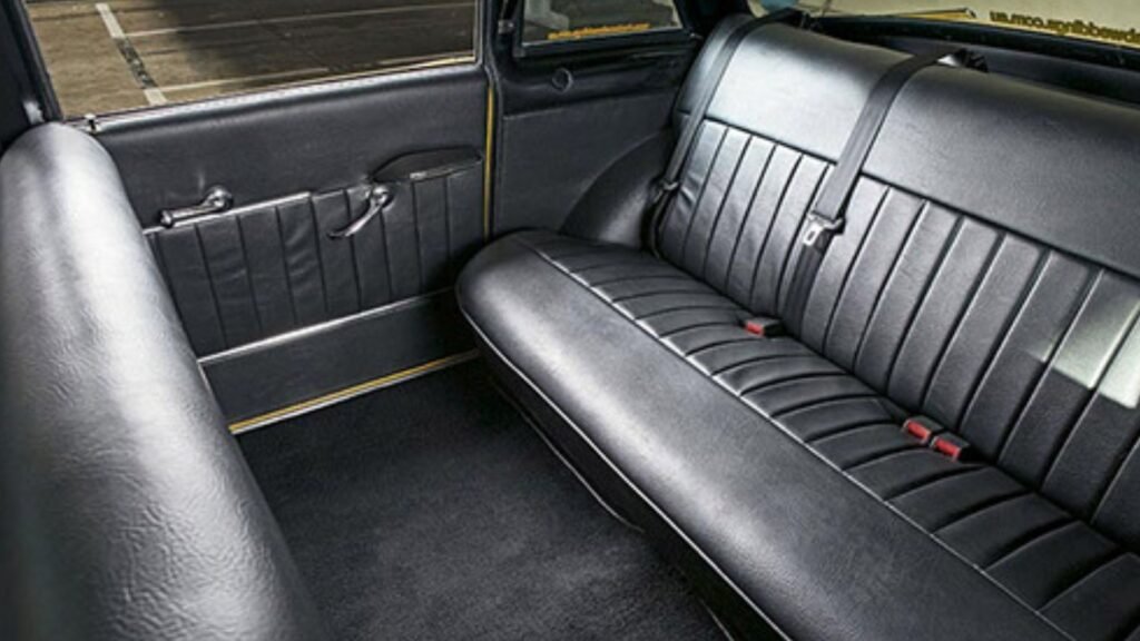 O carro era notório pelo interior amplo e confortável, sendo que seu assoalho era plano mesmo tendo tração traseira.