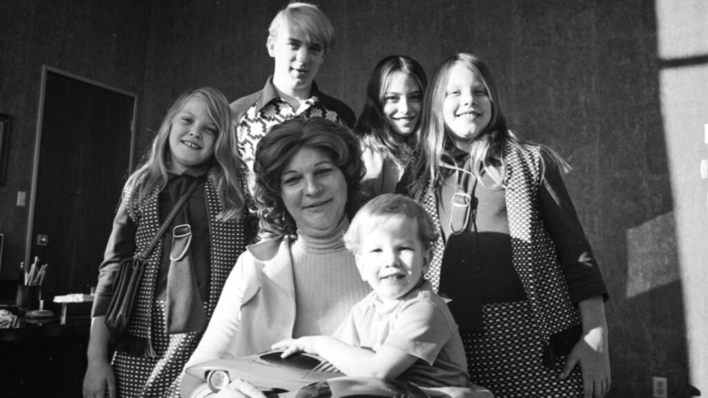 Liz Carmichael com seus filhos. Sua história de vida e superação ganhou tanta atenção quanto o seu carro!