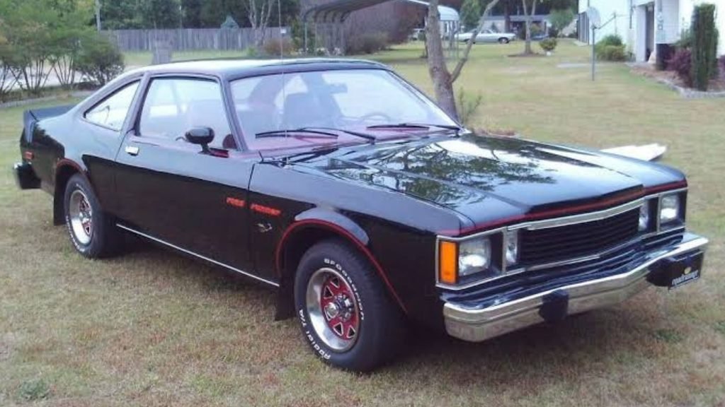 1980 foi o último ano de produção do Road Runner: a potência diminuiu, porém o visual esportivo e as opções de motor V8 nunca deixaram o catálogo.