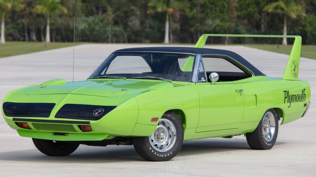 Plymouth Superbird era um Road Runner com adereços aerodinâmicos muito chamativos que visava desenvolver maiores velocidades nas corridas da Nascar.
