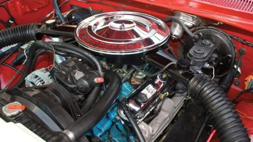 O motor V8 de 5.9 litros desenvolvia saudáveis 225 cv de potência líquida.