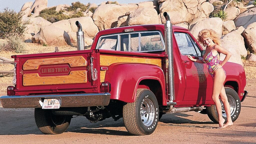 A D150 Li'l Red Express tinha visual chamativo com caçamba stepside, escapes ao estilo stacks e rodas cromadas com pneus de escrita branca.