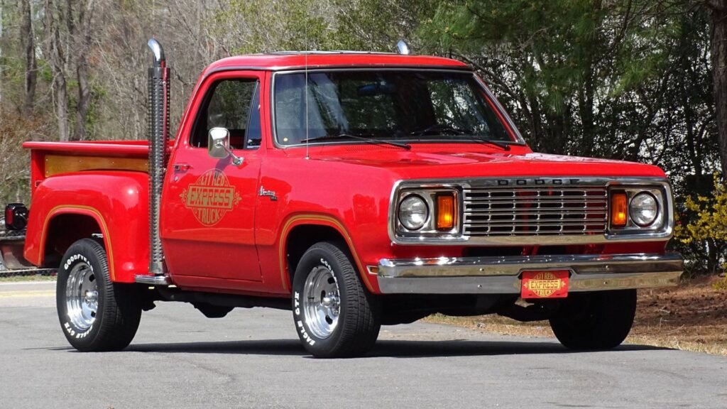 No final dos anos 70, a Dodge se aproveitou de uma brecha na lei de emissões para criar uma caminhonete esportiva potente!