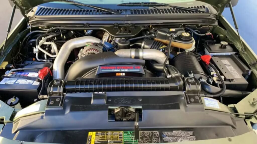 O Excursion podia vir com motor V8 e V10 a gasolina, além de um V8 turbo Diesel que está na imagem.