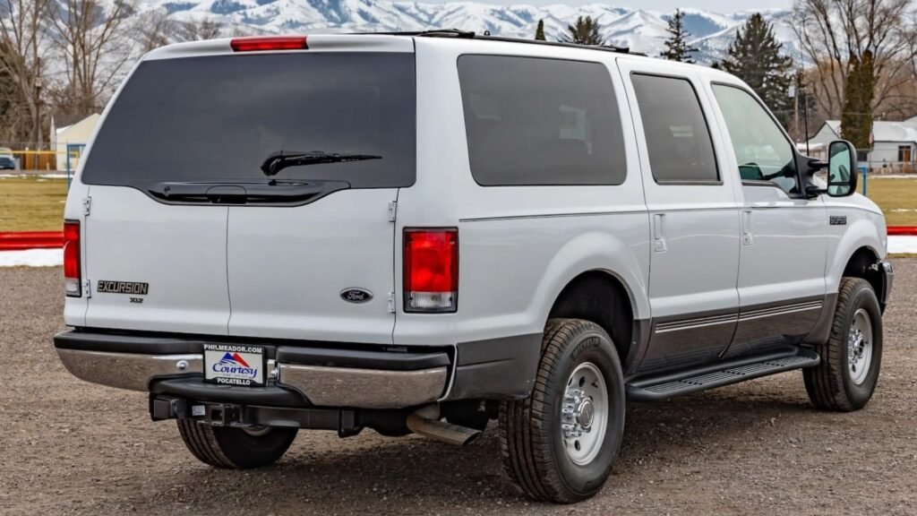 A traseira do Ford Excursion tinha tampa com abertura em três peças e sua lanterna traseira era exclusiva, diferente da F250.