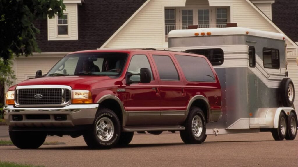 No início dos anos 2000, a Ford comercializou o imenso e robusto SUV Excursion, sendo feito sobre a caminhonete F250 que poderia vir até com motor V10!