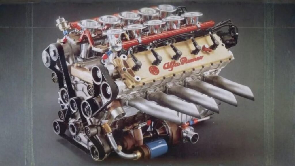 A Alfa Romeo foi a primeira empresa a desenvolver um motor V10 para a Fórmula 1 que tinha 72º de inclinação entre as bancadas e desenvolvia até 620 cv.